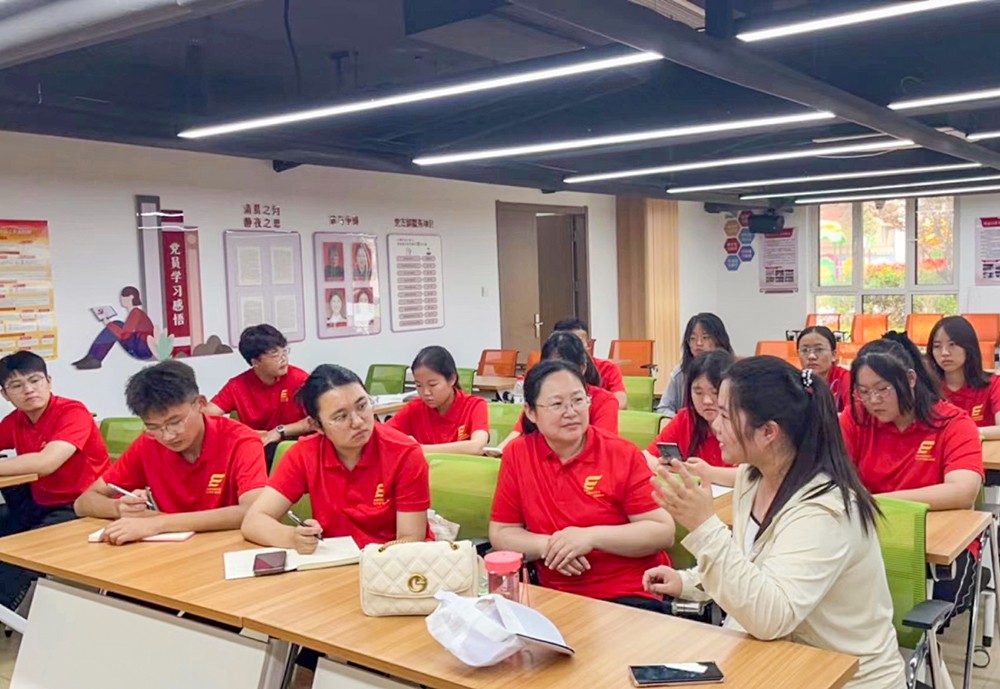 1陽光海岸社區(qū)負責人介紹社區(qū)黨建.jpg