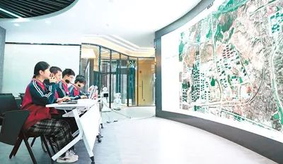 學生在學校低空空域管控服務中心進行無人機飛行作業(yè)的航線規(guī)劃、飛行任務管理。