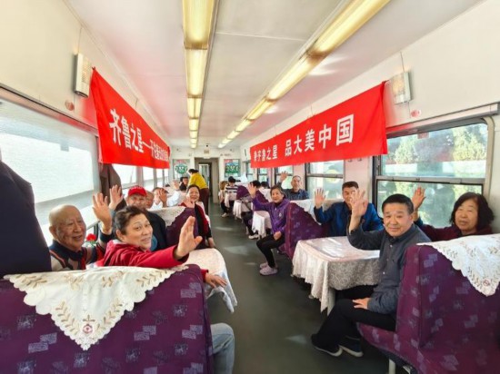 3月22日，首趟“齊魯之星”銀發(fā)旅游列車返程途中，旅客合影留念。
