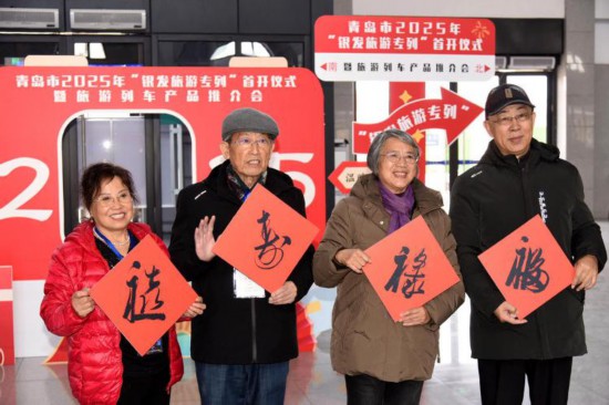 3月16日，“銀發(fā)旅游專列”部分旅客在出發(fā)前合影，開啟為期14天的云貴贛賞花踏青之旅。