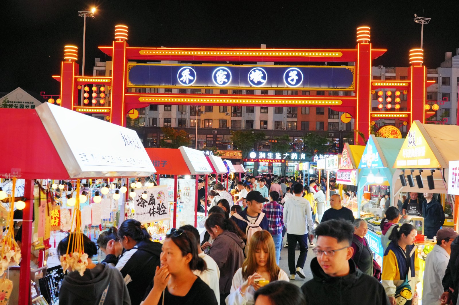 臥龍山街道“夜經(jīng)濟”場景人氣火爆1.jpg