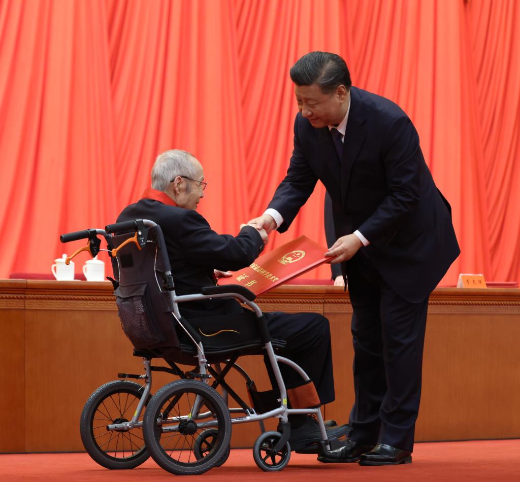 2021年11月3日，2020年度國家科學(xué)技術(shù)獎(jiǎng)勵(lì)大會(huì)在北京人民大會(huì)堂隆重舉行。習(xí)近平總書記向獲得2020年度國家最高科學(xué)技術(shù)獎(jiǎng)的中國航空工業(yè)集團(tuán)有限公司顧誦芬院士頒獎(jiǎng)。新華社記者 龐興雷 攝