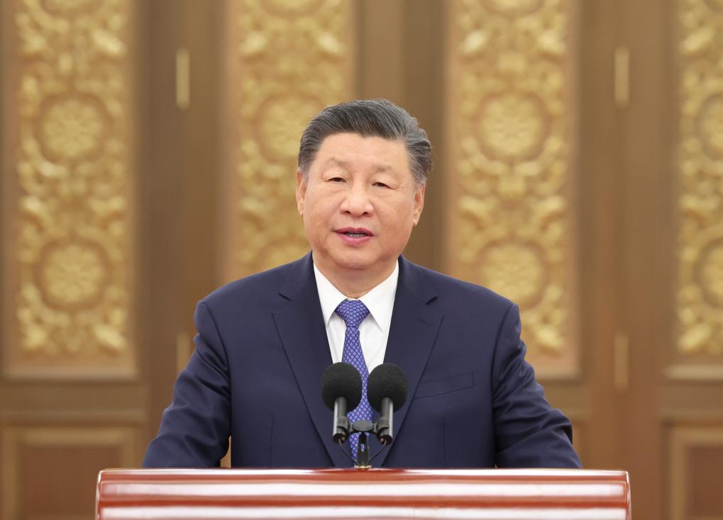 2024年9月23日，習(xí)近平總書記在人民大會(huì)堂接見探月工程嫦娥六號任務(wù)參研參試人員代表并參觀月球樣品和探月工程成果展覽。這是習(xí)近平總書記發(fā)表重要講話。新華社記者 鞠鵬 攝