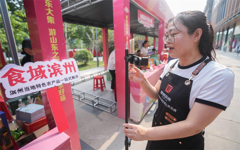 6月28日，在山東省鄒平市的夏季“黃河大集”田園豐收市集，來自濱州的美食博主在現(xiàn)場直播。