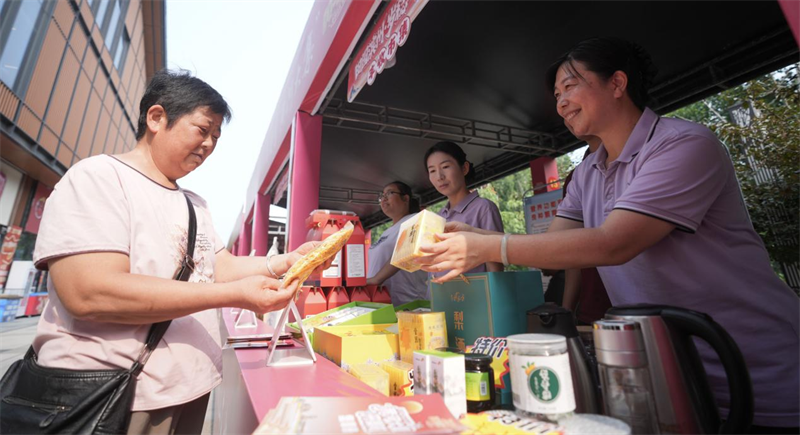  6月28日，在山東省鄒平市的夏季“黃河大集”田園豐收市集，鄒平市長山鎮(zhèn)金八方農(nóng)場人員銷售生產(chǎn)的飲品。