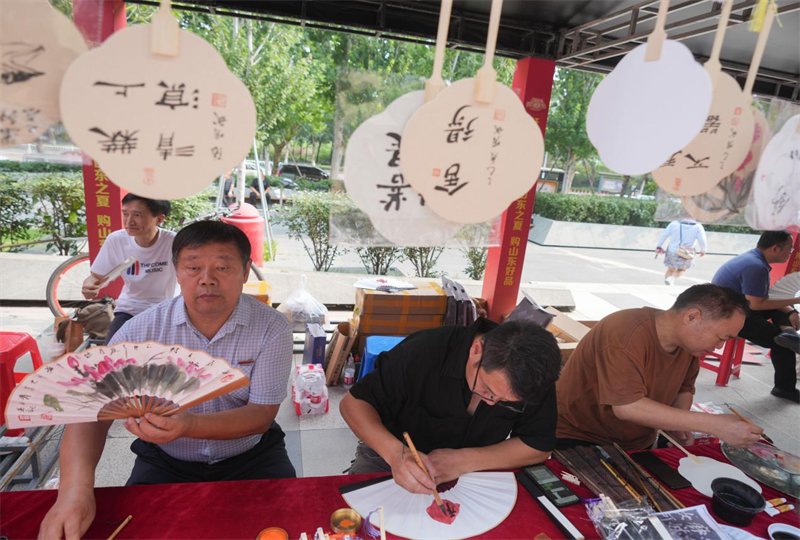 6月28日，在山東省鄒平市的夏季“黃河大集”文化扇市集，繪畫愛好者制作文化扇。