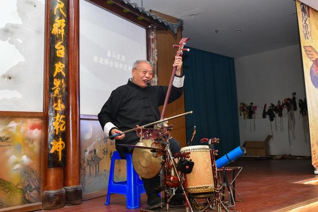 泰山皮影戲代表性傳承人范正安在表演（2025年2月19日攝）。新華社記者 朱崢 攝