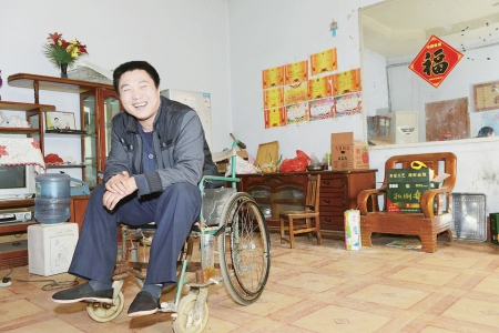 好小伙身殘志堅眾人贊背債務(wù)拾金不昧美名揚(yáng)