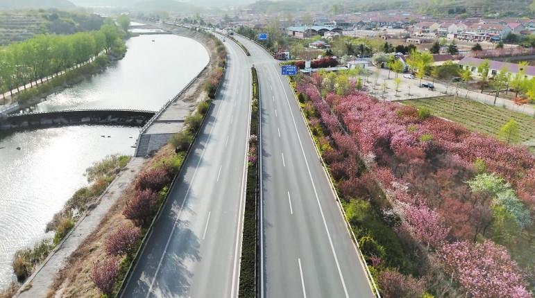 公路養(yǎng)護(hù)正當(dāng)時(shí)春季灌縫保暢通